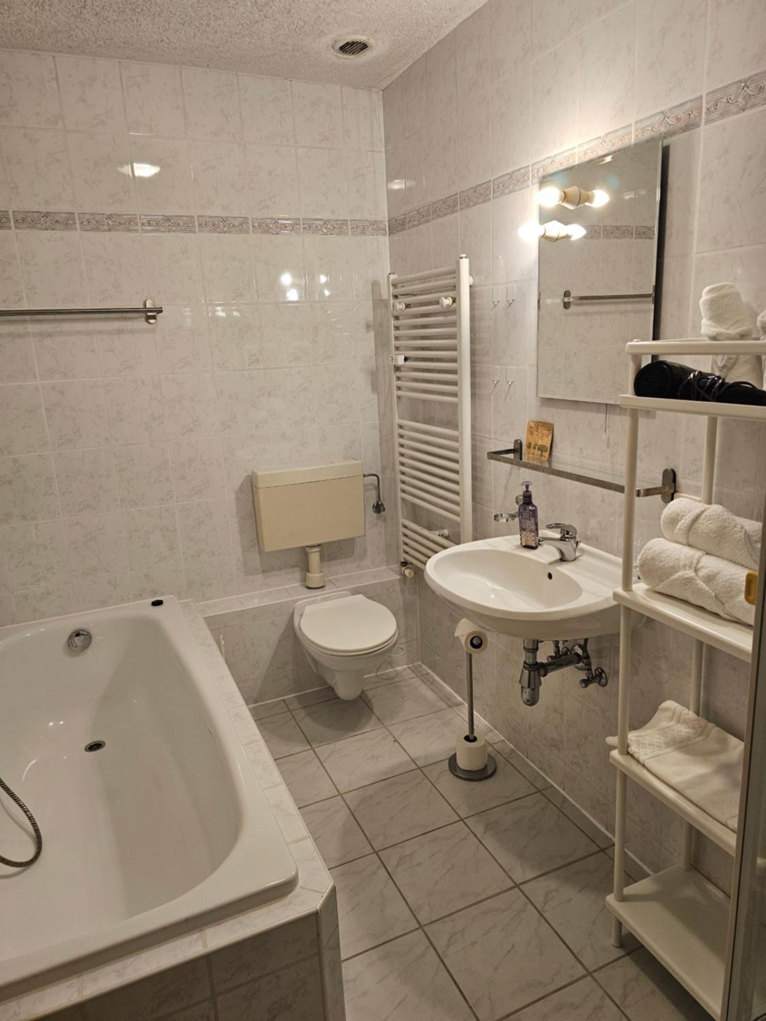 Apartmenthaus - *