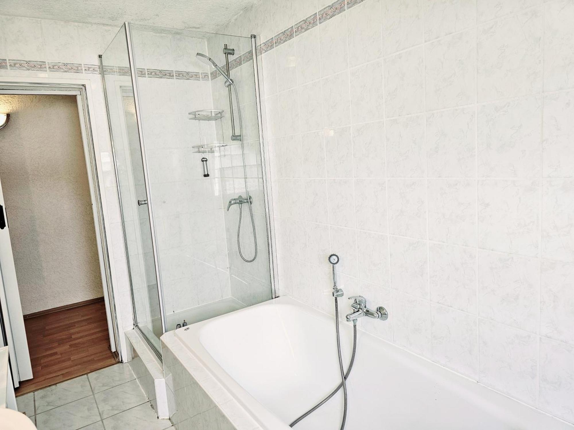 Apartmenthaus - *